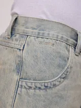 Bermuda de jean celeste de corte recto y tiro medio. Confeccionada en 100% algodón.