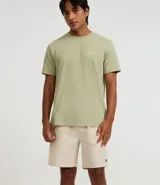 Bermuda masculina de sarga, color verde claro con estampado de rayas finas. Posee cintura elástica con cordón para ajuste y bolsillos.