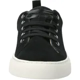 Zapatillas bajas color verde oliva, de cuero descarne, con cordones de cinta al tono y suela blanca.