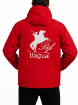 Campera roja con capucha y cierre frontal.