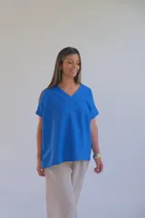 Remera azul francia de corte holgado y mangas cortas con cuello en V.