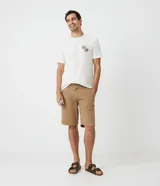 Bermuda masculina de sarga color beige, con bolsillos laterales y corte recto.