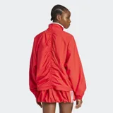 Campera Adidas Adilenium Season 3 roja con cuello alto y logo bordado en el pecho. Diseño oversize con cierre frontal, mangas largas con cremalleras bidireccionales y puños elásticos.