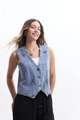 Chaleco de jean negro con corte moderno, escote en V y aberturas.