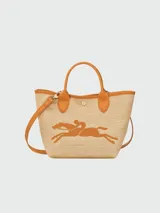 Bolso Longchamp modelo Le Panier Pliage, de paja color beige con detalles en cuero rojo, incluyendo asas y ribetes. Presenta un bordado de un caballo en rojo.