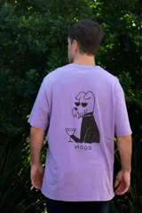 Remera celeste de algodón con estampado en la espalda de un perro con gafas de sol y un trago en la mano, con la palabra "MOOD" debajo.