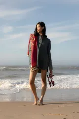 Sandalias cangrejeras color rojo con detalles de tachas doradas y correa con hebilla al tobillo.