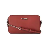 Bandolera rectangular color ladrillo con logo Guess plateado en el frente. Tiene correa de cuero ajustable y cadena metálica plateada.