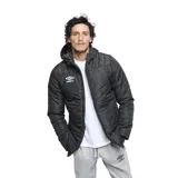 Campera de hombre con capucha, color negro y logotipo de Umbro, diseño acolchado.