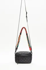 Bandolera matelassé en color peltre, con dos correas desmontables y múltiple compartimentos.