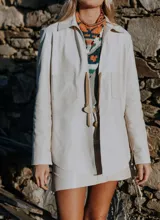 Campera de cuero color marrón con detalles en nácar.