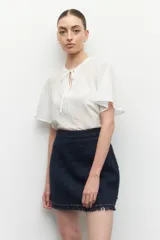 Blusa celeste a rayas verticales con cuello mao, mangas cortas y lazo en el frente.