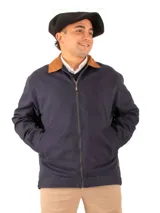 Campera azul marino de gabardina de algodón con cuello marrón, cierre metálico y bolsillos laterales. Forrada con paño y puños ajustables.