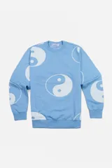 Buzo de hombre azul con estampado de símbolo ying yang, de corte clásico y cómodo.