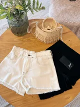 Short de jean color beige con terminación desflecada.