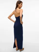 Vestido largo azul marino con cuello halter y espalda descubierta.