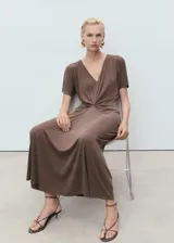 Vestido midi marrón con escote en V, mangas cortas y detalle de nudo en la cintura.
