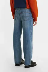 Pantalón de jean celeste de corte amplio, tiro medio y confeccionado en denim no elástico.