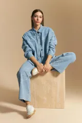 Pantalón de jean de tiro alto, corte ancho y pierna recta, en tono celeste claro con estampado jacquard de flores.