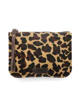Sobre de mano con estampado de leopardo y correa marrón.