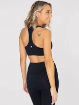 Top deportivo negro con espalda racerback y soporte medio. Cuenta con almohadillas removibles y sujetador integrado.