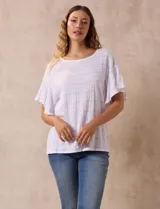 Blusa azul de algodón texturado, marca Ruby Rd. Manga corta amplia y cuello redondo.