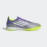 Championes de fútbol Adidas F50 League sin cordones, con exterior Fiberskin y estampado Sprintgrid. El diseño combina colores morado brillante, amarillo neón y blanco. Poseen cuello adaptable, mediasuela de EVA y suela de caucho con taches para césped sintético.