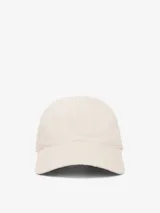 Gorra de béisbol color crema con logo bordado en el frente y correa trasera ajustable.
