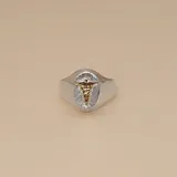 Anillo de plata 925 con aplique de oro 18k con el símbolo de la medicina. Se realiza a medida por encargo. Incluye grabado de fecha interno de obsequio.