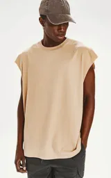 Remera beige sin mangas con cuello redondo y corte oversize.