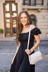 Vestido midi negro con escote cuadrado, mangas cortas abullonadas y lazo ajustable en el escote.