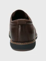 Zapato acordonado de cuero color caramelo, con plantilla hipoalergénica combinada con BLOOM® y suela de Eva con cortes que brindan mayor flexibilidad al caminar.