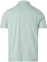 Chomba color verde claro de corte slim, cuello clásico con solapa de dos botones, mangas cortas con puños de punto, aberturas laterales y logo tonal de Calvin Klein en el pecho. Confeccionada en algodón orgánico.