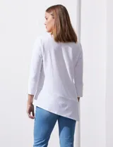 Blusa verde manzana en tejido acanalado, marca Ruby Rd, con mangas 3/4 con abertura y botones, y ruedo asimétrico.