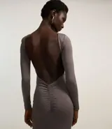 Vestido midi marrón de poliéster y elastano, con cuello redondo, mangas largas, espalda descubierta, fruncido en la parte baja de la espalda y abertura en la falda.