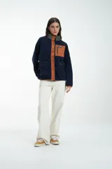 Buzo de sherpa color camel, con diseño de bloques de color y cierre frontal.