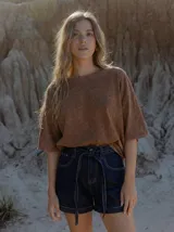 Remera oversize de manga corta y cuello redondo, color marrón con efecto acid wash o teñido irregular.