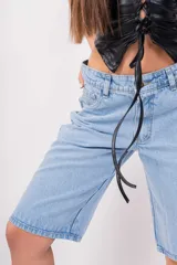 Bermuda de jean celeste, tiro alto, corte ancho y largo a la rodilla.