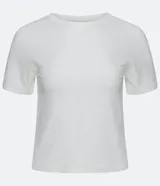 Blusa blanca de viscosa texturizada, corte crop, cuello redondo y manga corta.
