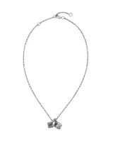 Collar de cadena plateada con dije de dos dados plateados con estrellas negras.