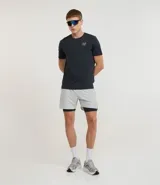 Remera masculina de manga corta y cuello redondo, color celeste claro, con un pequeño logo bordado en el pecho.