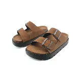 Sandalia marrón con doble tira y hebillas metálicas.