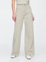 Jean wide leg color gris claro, de tiro alto y corte holgado.