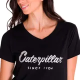 Remera blanca de algodón y poliéster reciclado, con cuello en V y logo de Caterpillar estampado en plateado en el pecho.