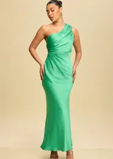 Vestido largo de satén color verde esmeralda, con corte al bies y diseño asimétrico de un solo hombro.