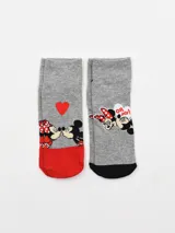 Pack de dos pares de medias grises con puño rojo y negro, con diseño de Mickey y Minnie Mouse.