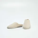 Pantuflas cerradas color beige con interior de felpa.