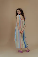 Vestido tejido con rayas verticales de colores pastel y terminación con flores de crochet.