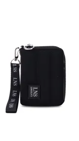 Billetera corta con cierre alrededor y tapa, confeccionada en tela capitoneada. Incluye varias reparticiones con tarjeteros y bolsillos internos, y una correa de mano desmontable. Disponible en negro, rojo y dorado.