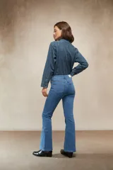 Jean de mujer color negro, tiro medio, corte Oxford (ligeramente acampanado desde la rodilla).